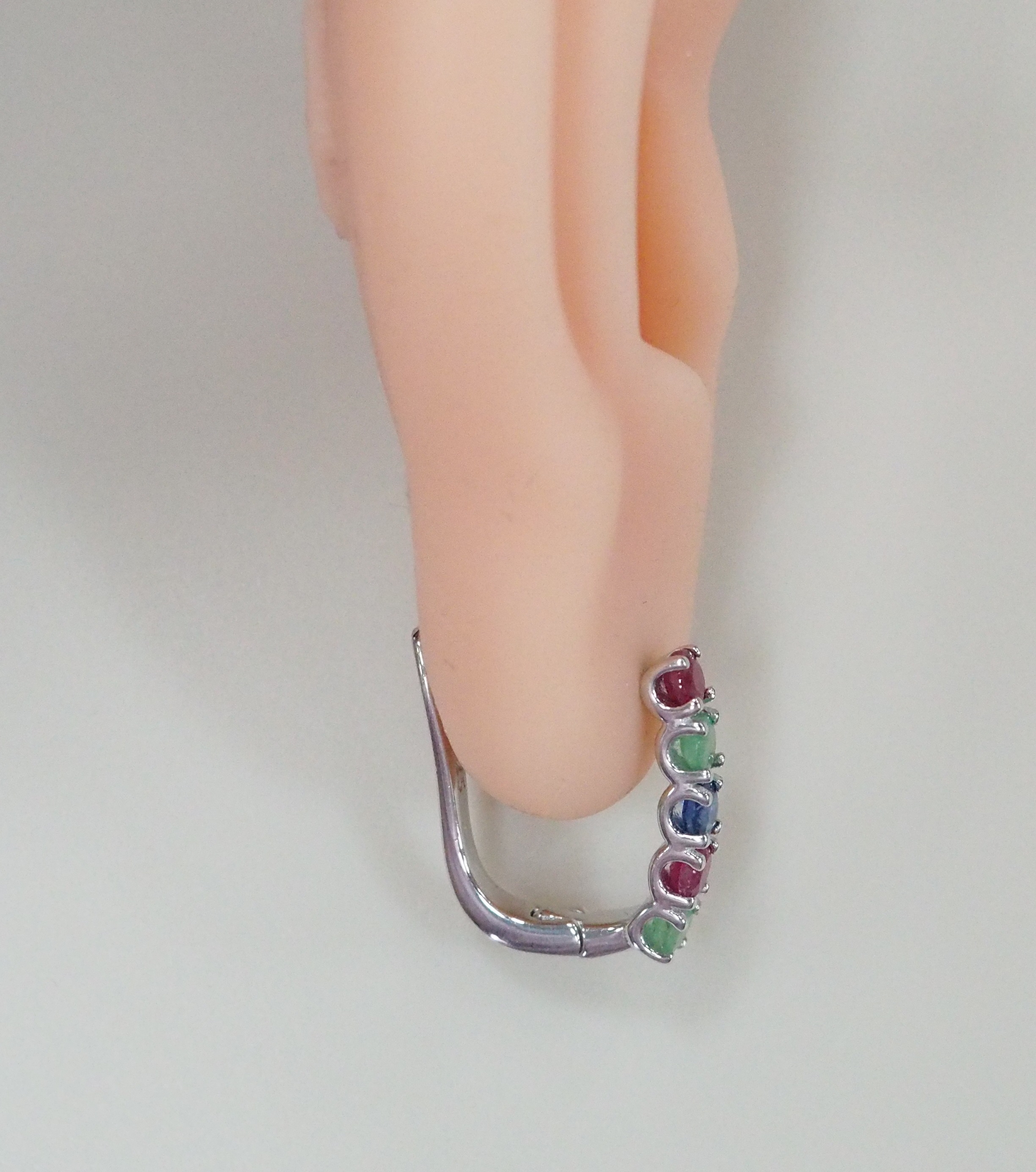 Серебряные серьги с изумрудами, рубинами и сапфирами